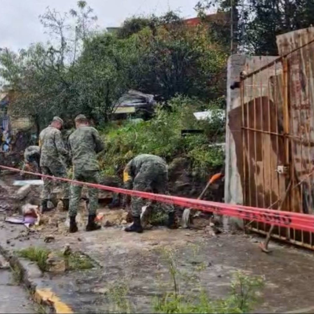 Elementos del ejército mexicano activaron el plan DN-III en la zona e iniciaron las con las tareas de labores de limpieza de los escombros.