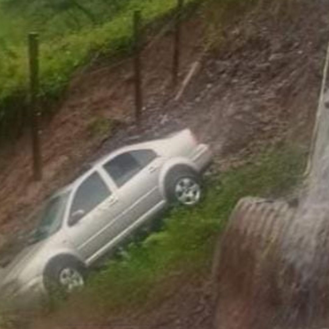 Cayó un Automóvil a Socavón en Carretera Federal a Amixtlán en Puebla
