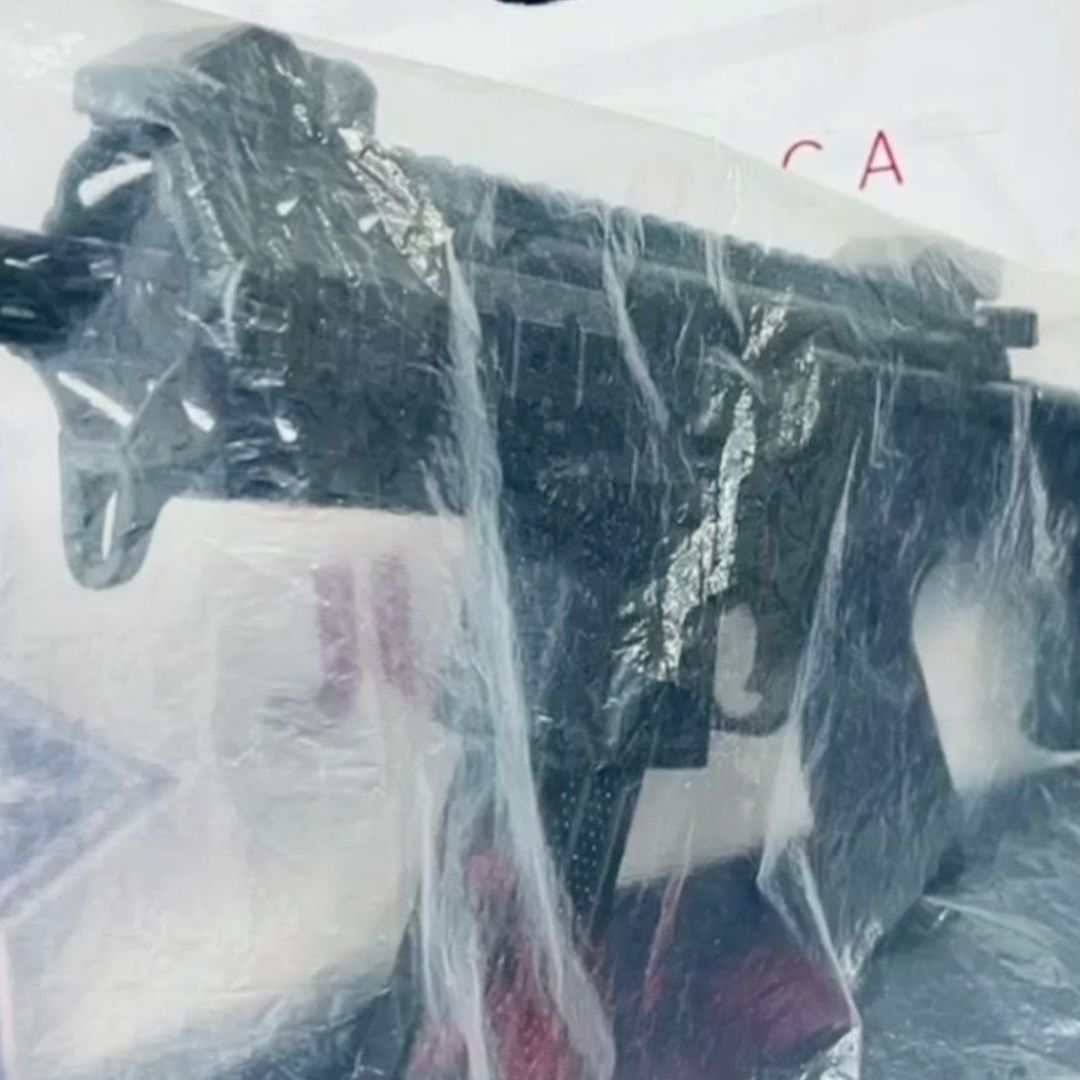 réplica de arma semi-automática decomisada