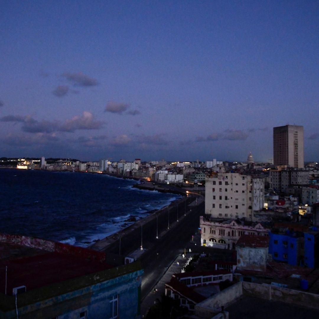 Miles de personas en Cuba se quedaron sin energía eléctrica y su única manera de tener iluminación es a través de los celulares.