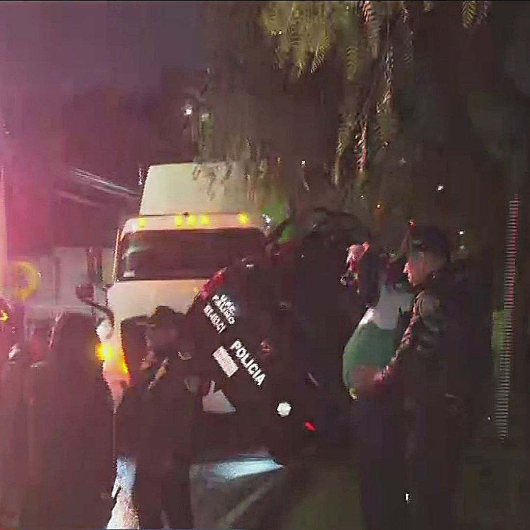 Tráiler Choca con Patrulla que Iba en Sentido Contrario en CDMX; Muere Policía