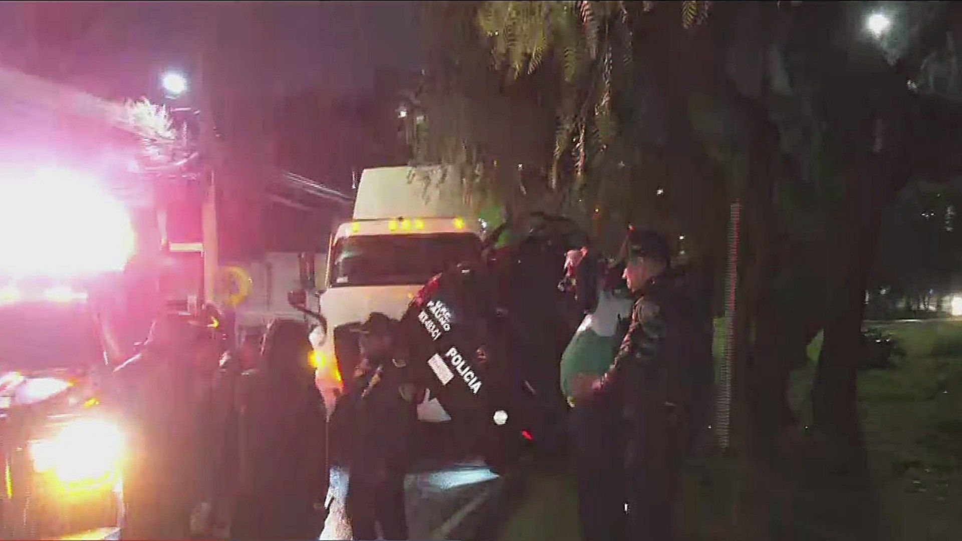 Tráiler Choca con Patrulla que Iba en Sentido Contrario en CDMX; Muere Policía