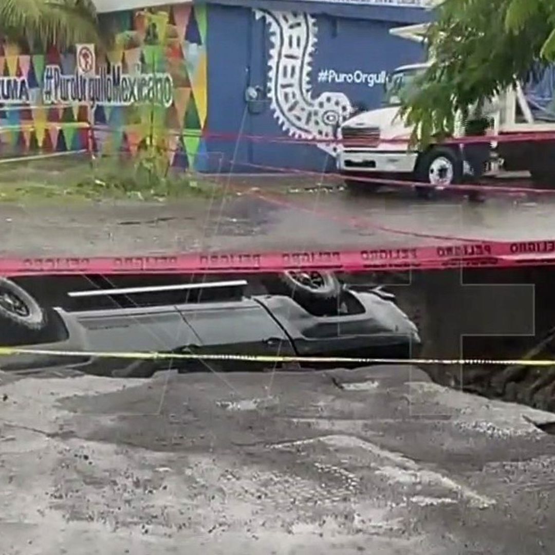 Camioneta cae a enorme socavón en el puerto de Veracruz