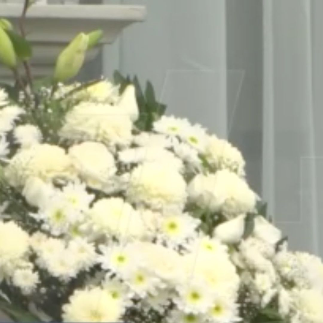 Dejan Ofrendas Afuera del Salón de Belleza del Joven Asesinado, Miguel de la Mora, en Zapopan
