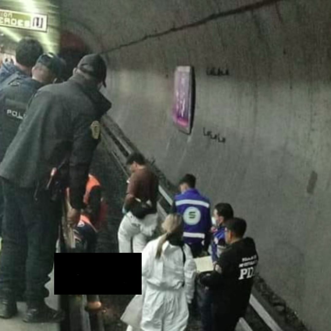 Labores para recuperar un cuerpo sin vida en la estación Viveros de del Metro CDMX