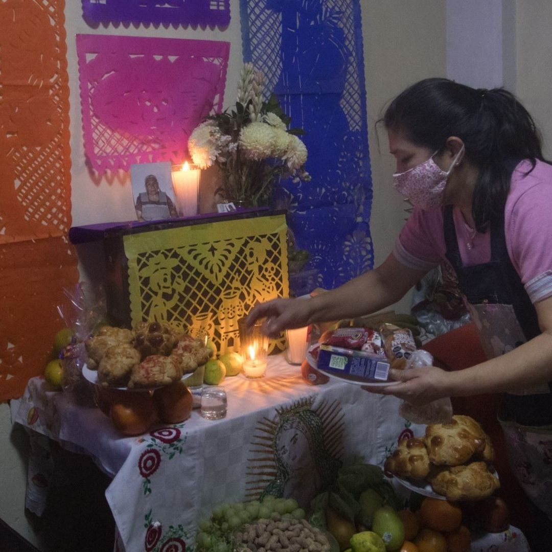 La colocación del altar por Día de Muertos es una tradición de las familias mexicanas