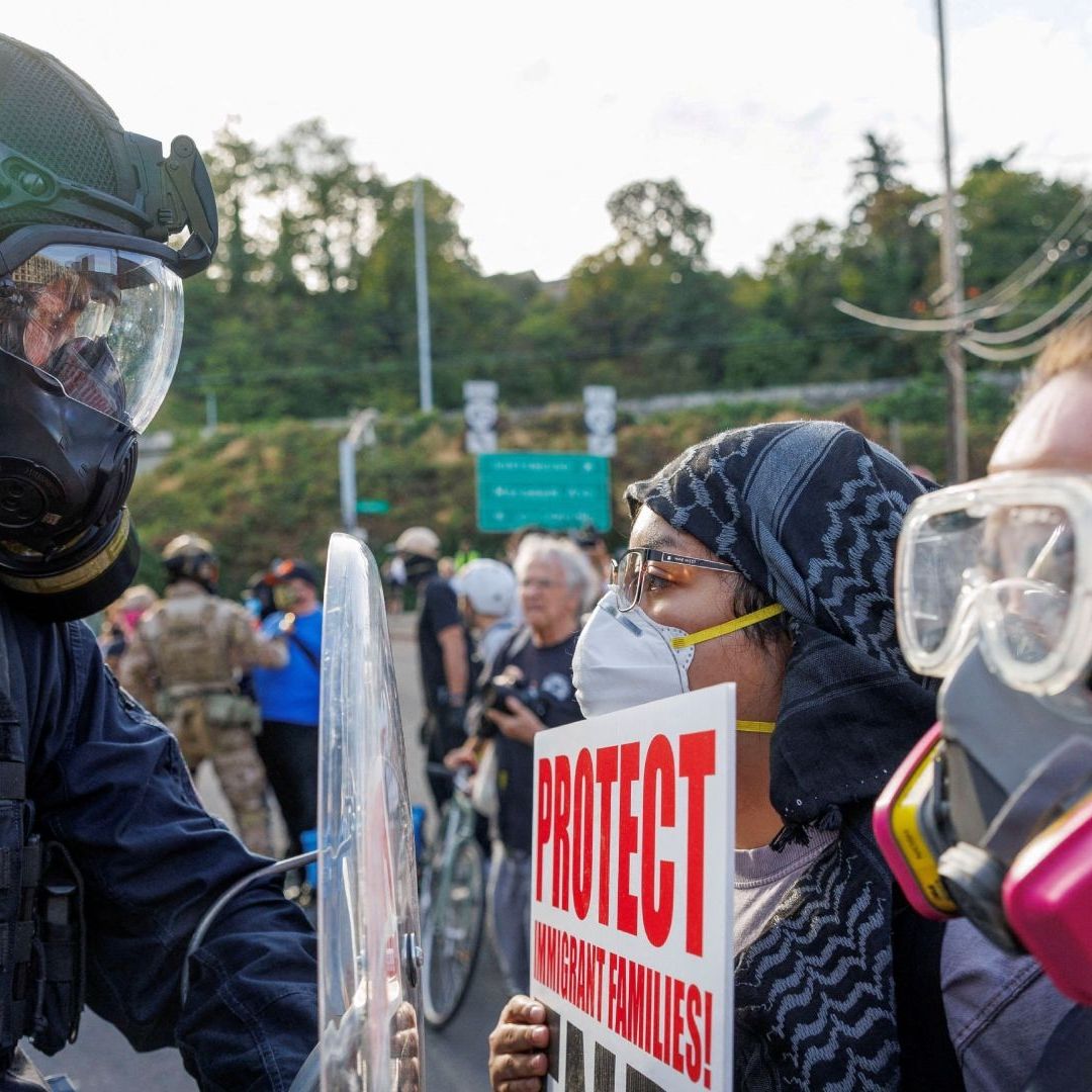 Policía de frente a manifestante en Portland