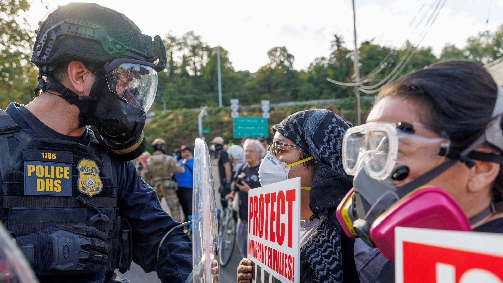Policía de frente a manifestante en Portland