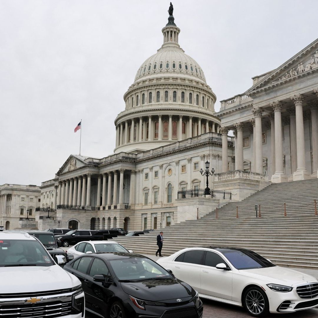 Autos estacionados afuera del Capitolio
