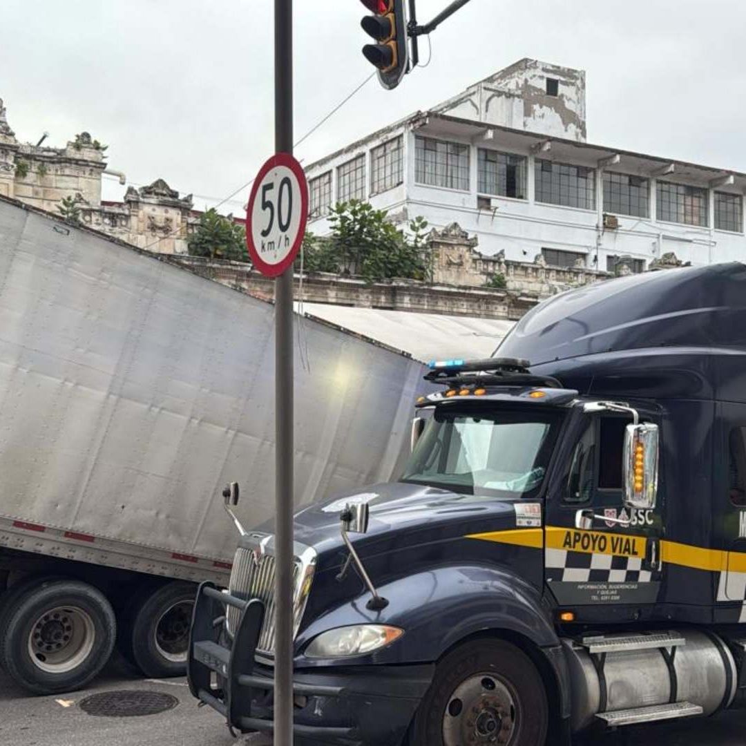Tráiler con la caja partida en avenida Balderas, CDMX. Foto: N+