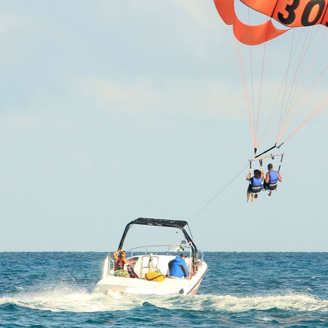 Turista Muere Ahogado al Caer de Parapente en Colima