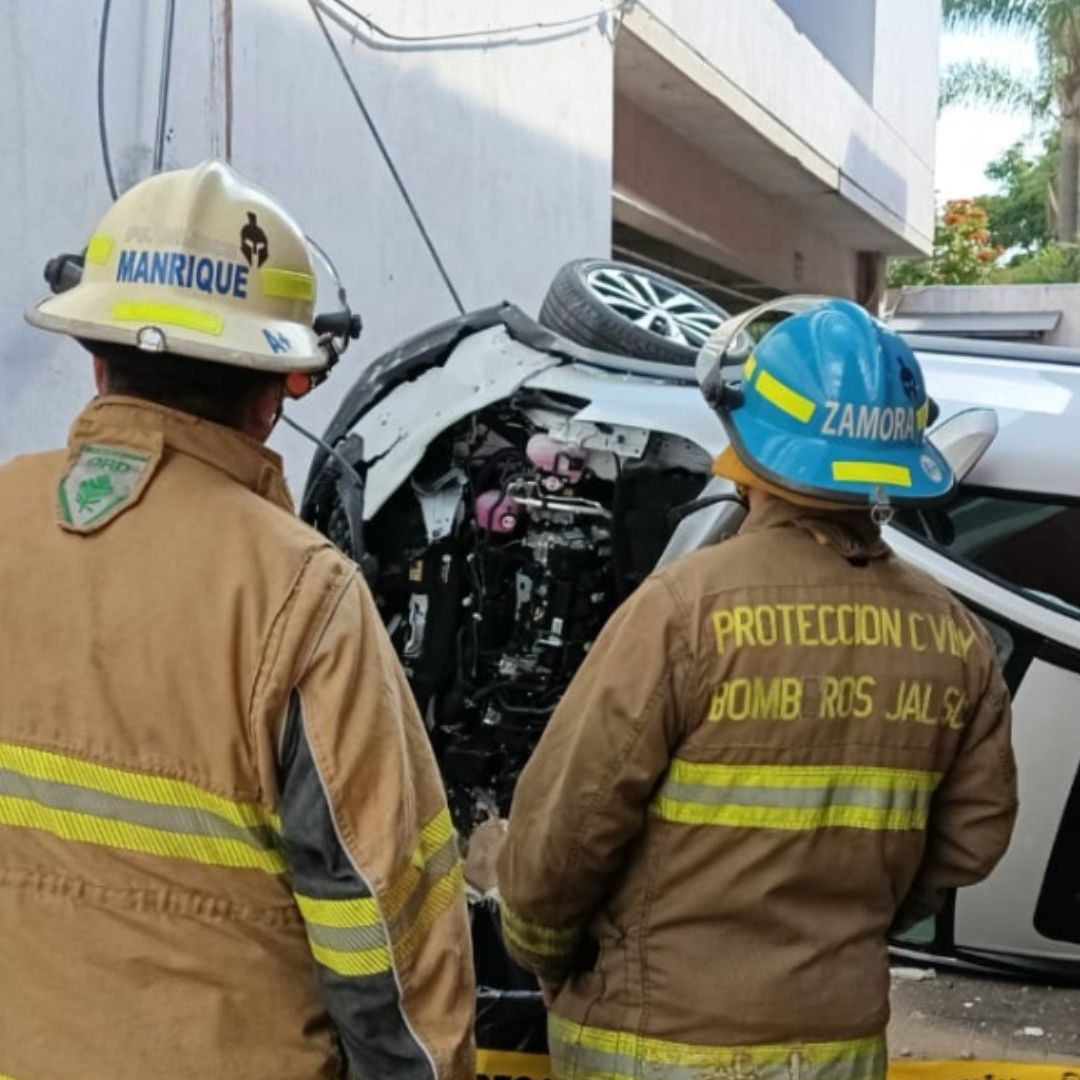 Abuelita confunde pedales de freno con acelerador y cae de segundo piso.