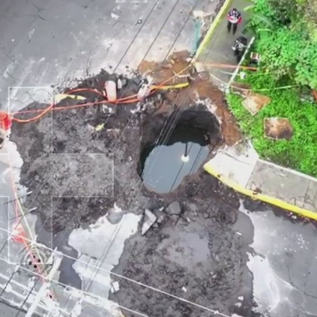 Mega socavón en calles de Iztapalapa, cdmx