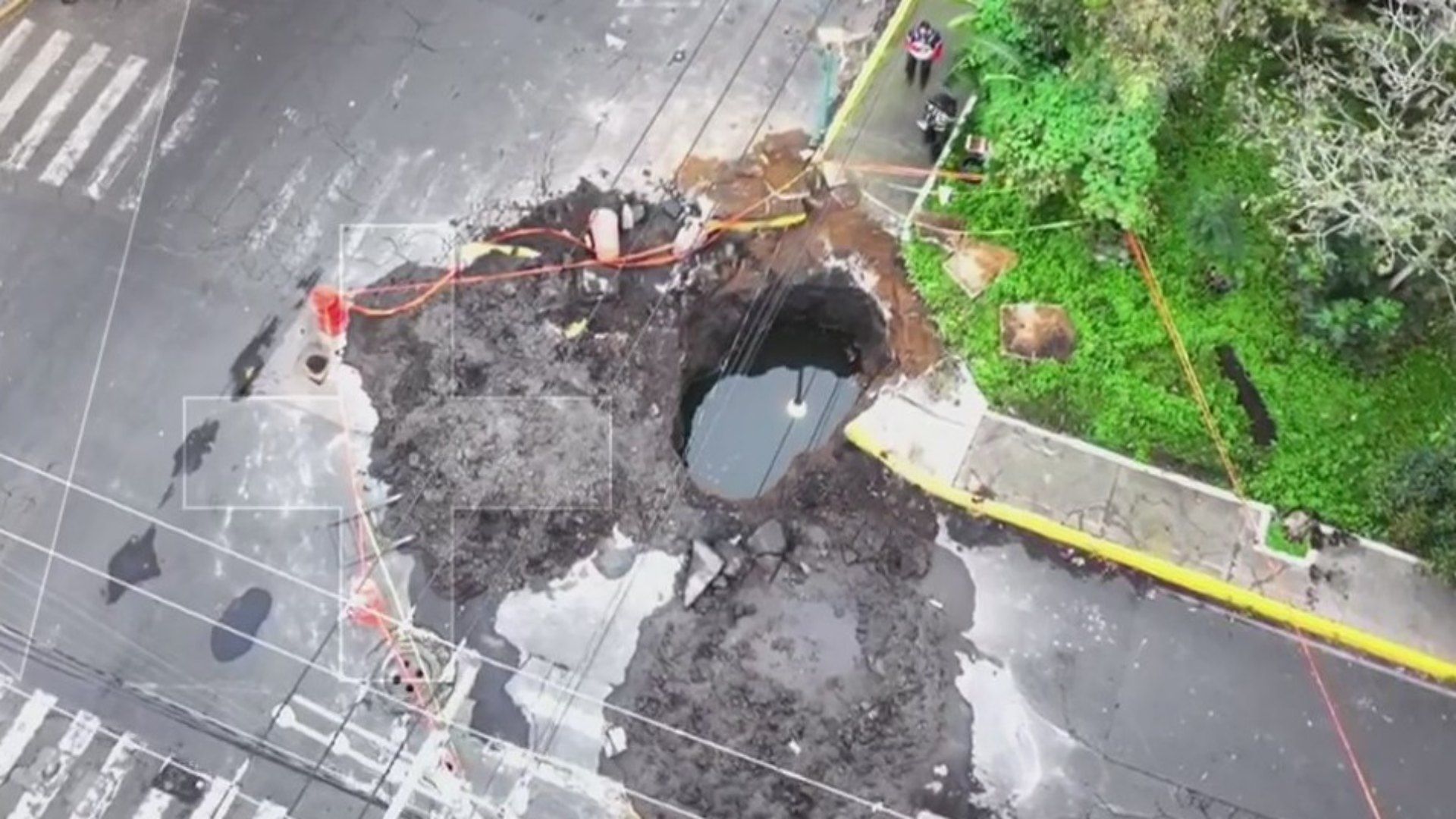 Mega socavón en calles de Iztapalapa, cdmx