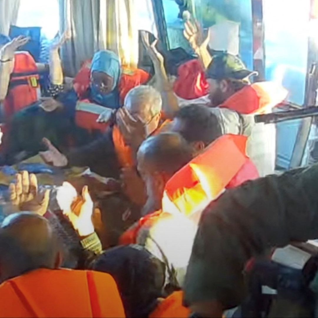 Momento en que detienen a parte de la tripulación de la flotilla Global Sumud