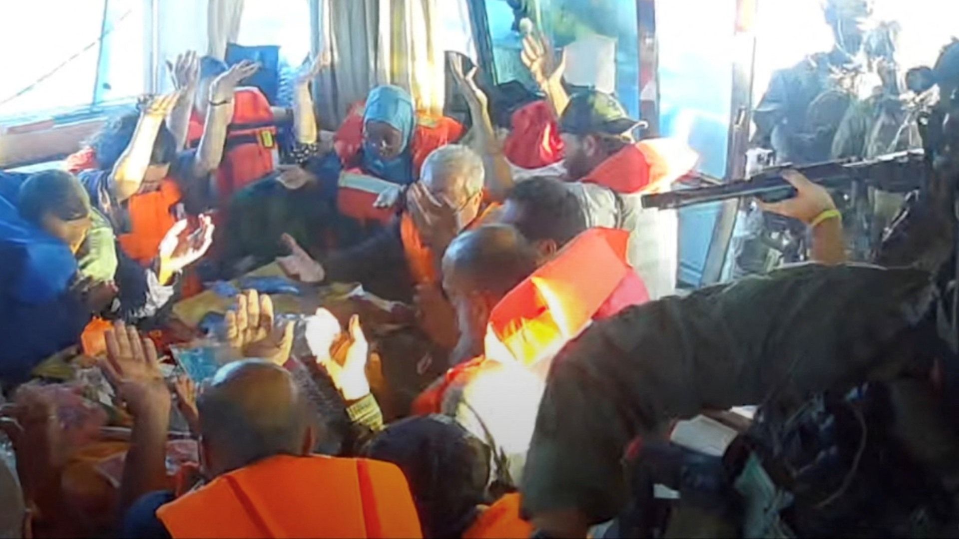 Momento en que detienen a parte de la tripulación de la flotilla Global Sumud