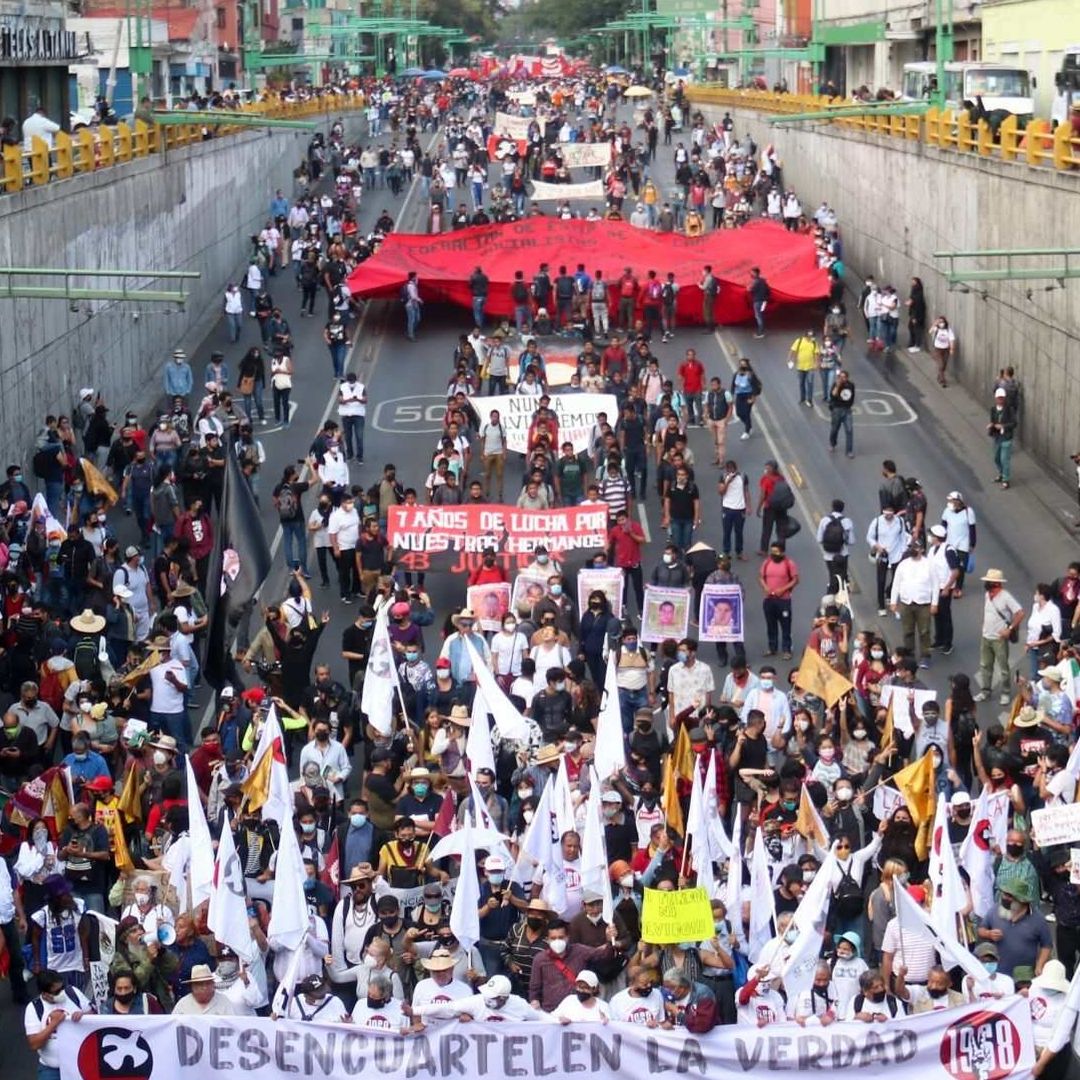 Personas con carteles.