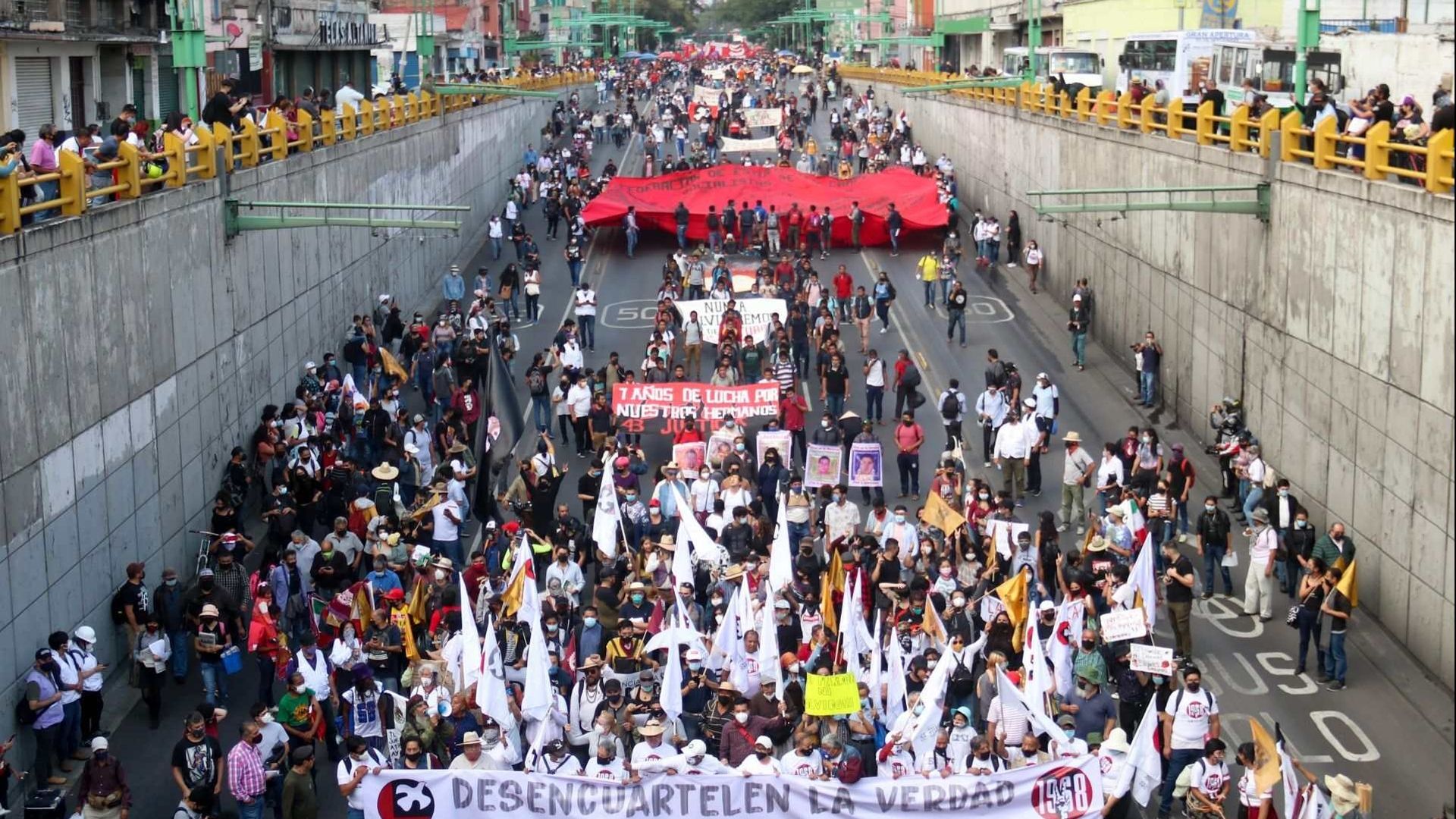 Personas con carteles.