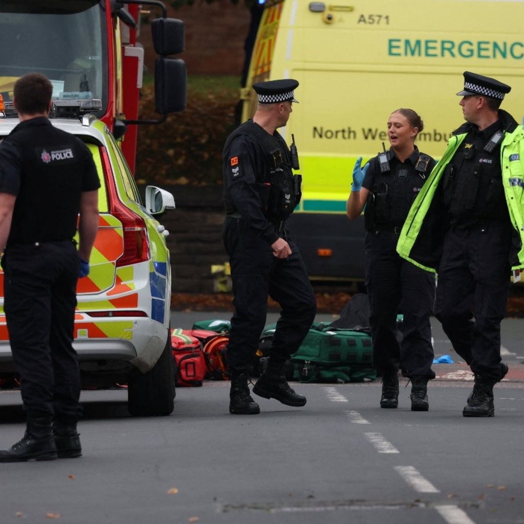 Ataque en Sinagoga en Manchester: Hombre Apuñala y Atropella a Personas; Deja 4 Heridos.