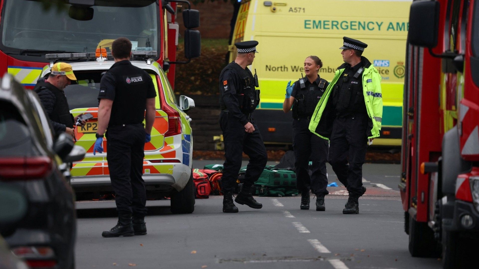Ataque en Sinagoga en Manchester: Hombre Apuñala y Atropella a Personas; Deja 4 Heridos.