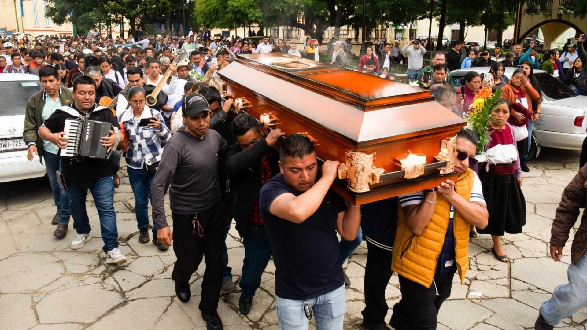 Familiares, amigos y miembros de la iglesia acuden a misa de cuerpo presente del sacerdote Marcelo en Chiapas
