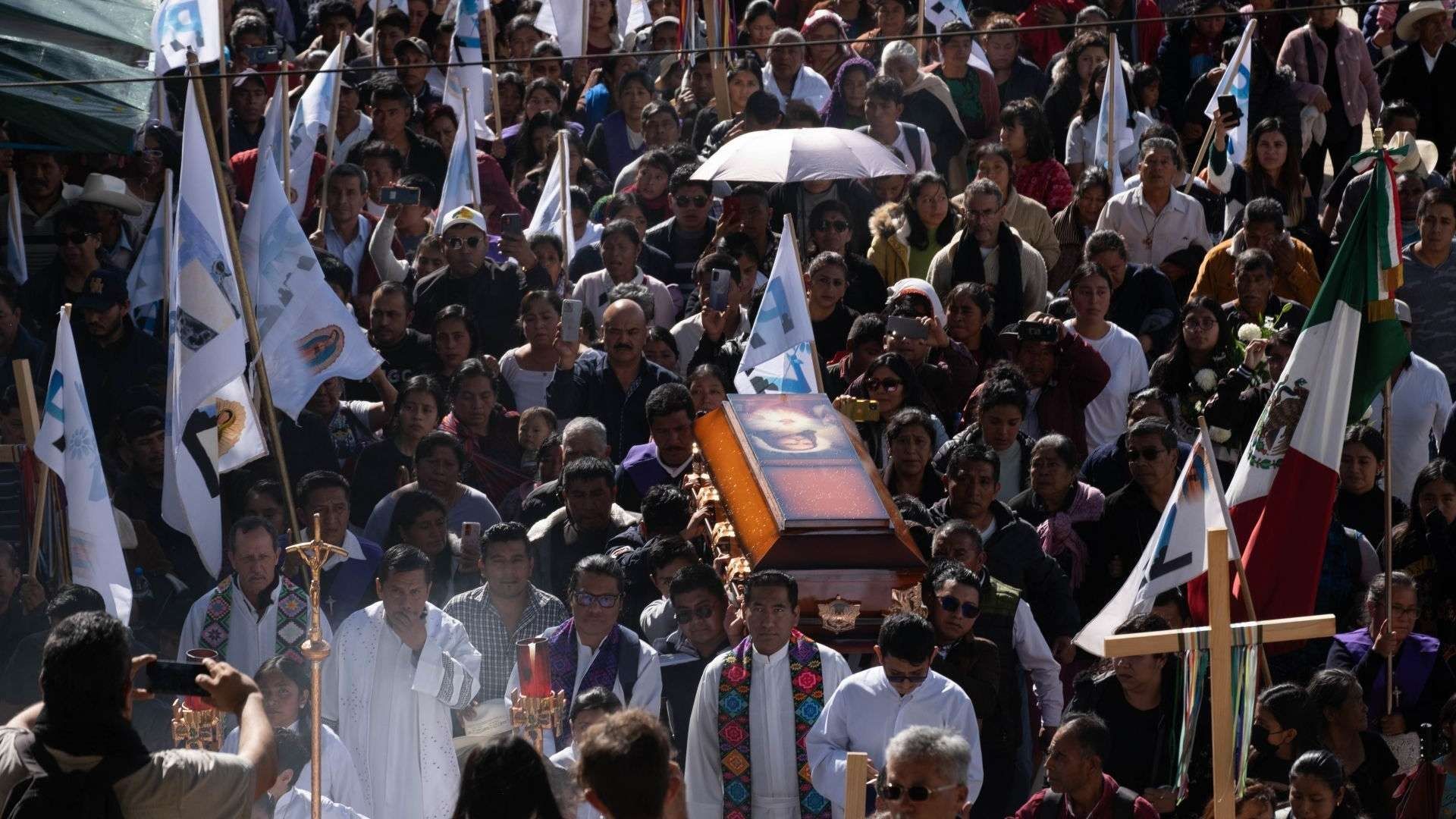 Cientos de indígenas participaron en una misa en honor del padre Marcelo Pérez en Chiapas