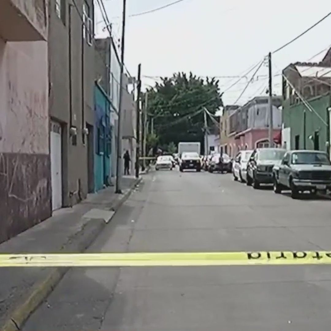 Taquería robada con violencia por dos sujetos armados.