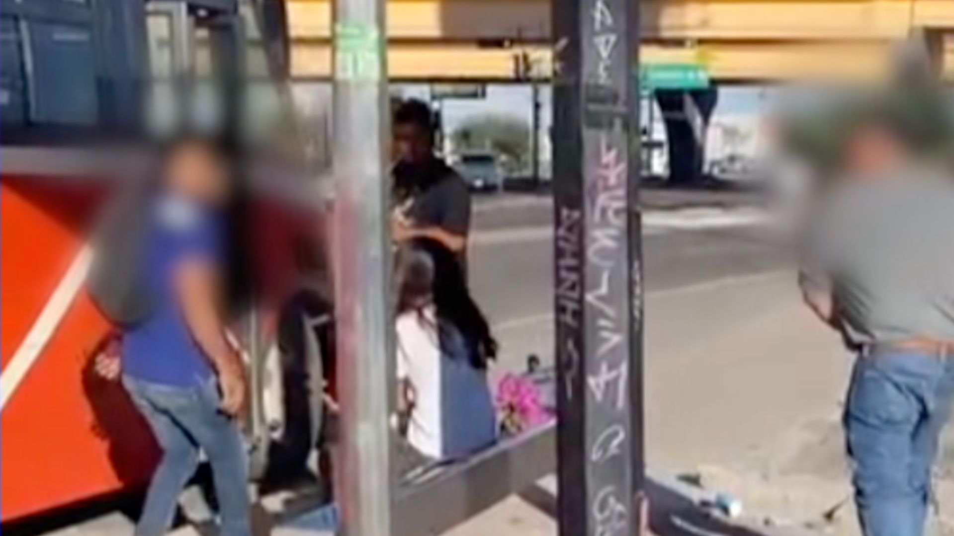 Hombres Protagonizan Riña en Parada de Camión en Hermosillo; Fiscalía Investiga los Hechos