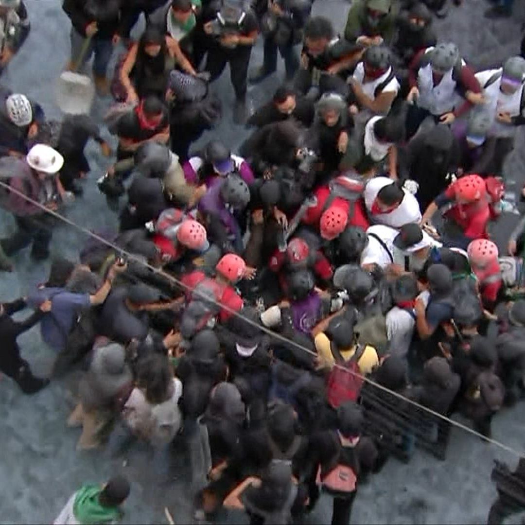 Policía es Golpeado por Bloque Negro en el Zócalo de CDMX; Así lo Rescataron