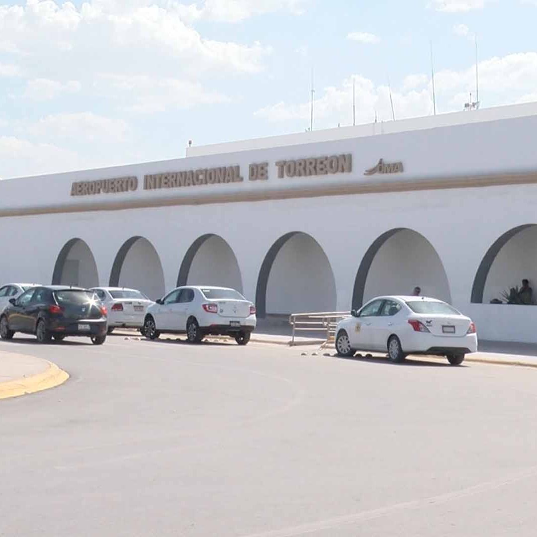 Avioneta Pierde Tren de Aterrizaje en Aeropuerto de Torreón; Derrama Combustible Sobre la Pista