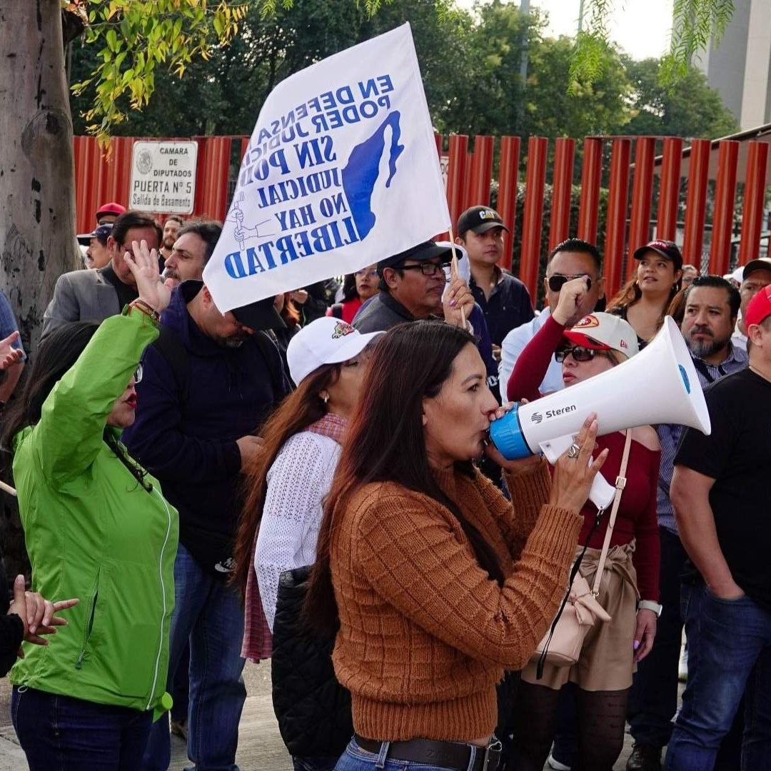Trabajadores del Poder Judicial en protesta frente a la Cámara de Diputados.