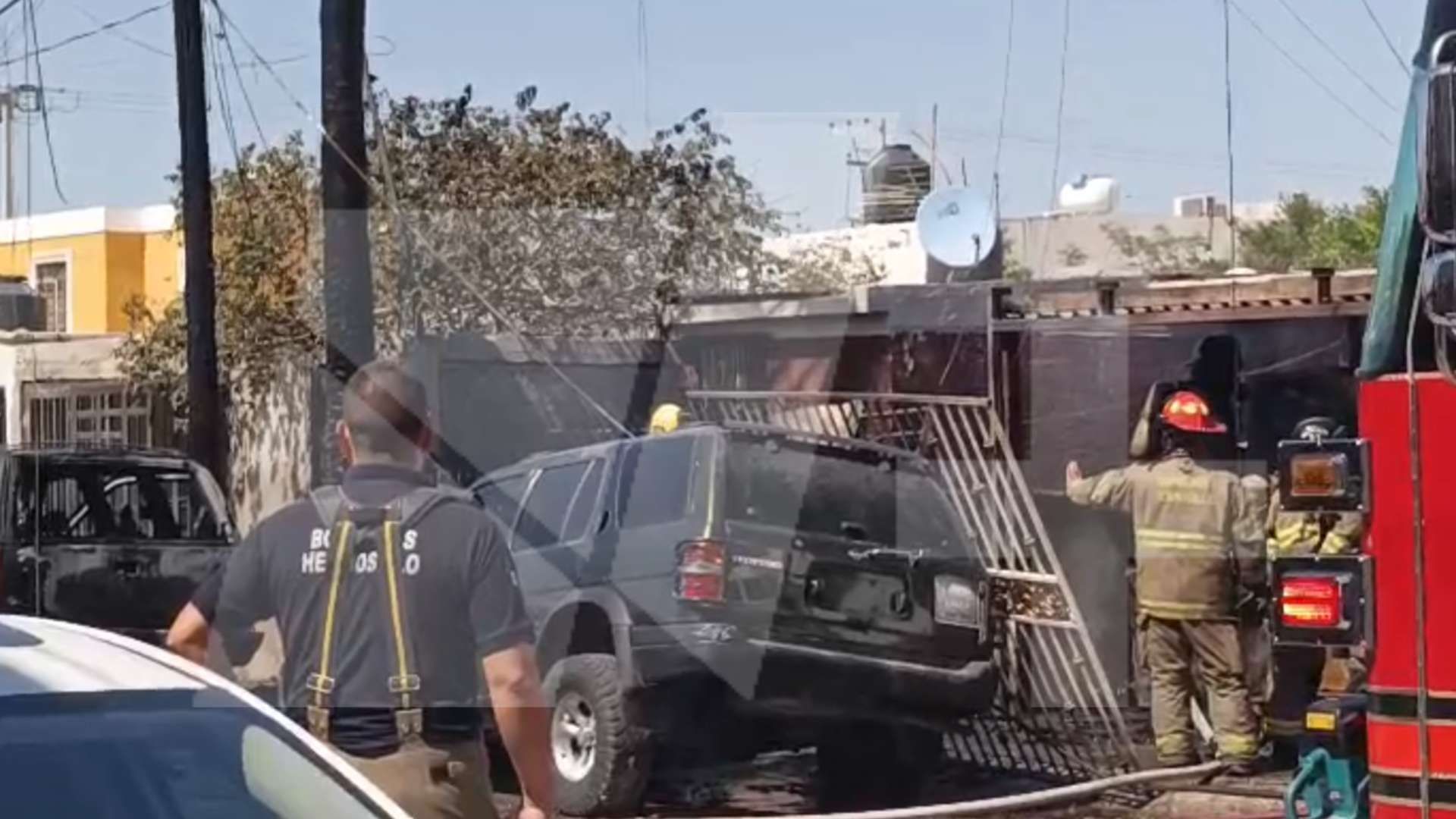 Dos Vehículos y el Patio de una Casa Resultaron Incendiados por Completo en Hermosillo