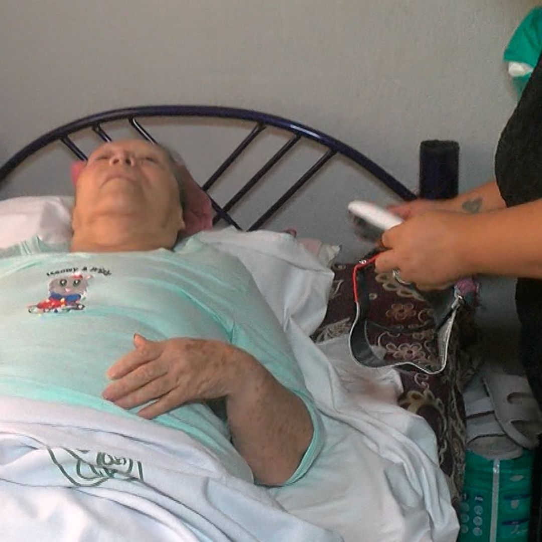 Doña Maru requiere una silla de ruedas, luego de que sufrió un infarto cerebral