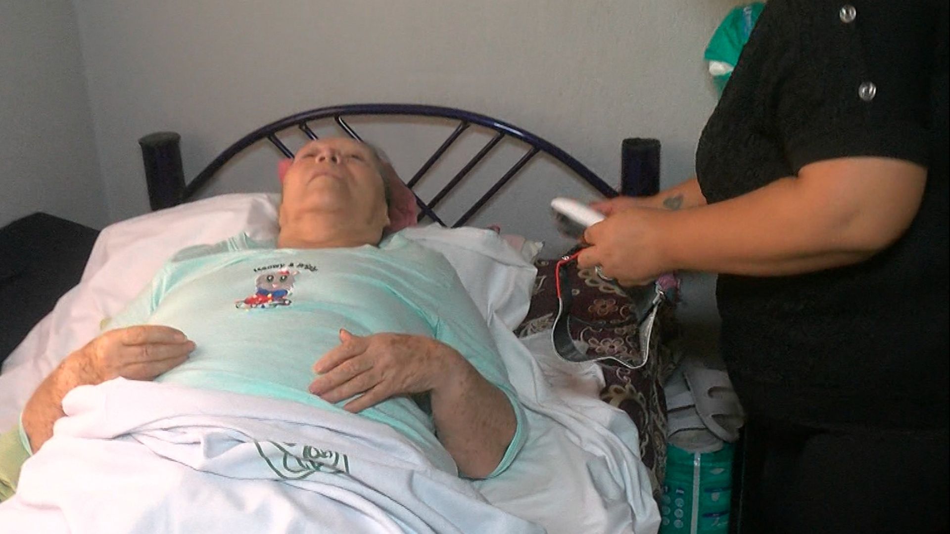 Doña Maru requiere una silla de ruedas, luego de que sufrió un infarto cerebral