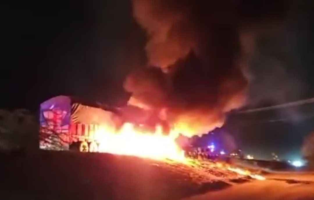 Fuerte Accidente Deja a Hombre Muerto y a Tráiler Incendiado en Caborca, Sonora