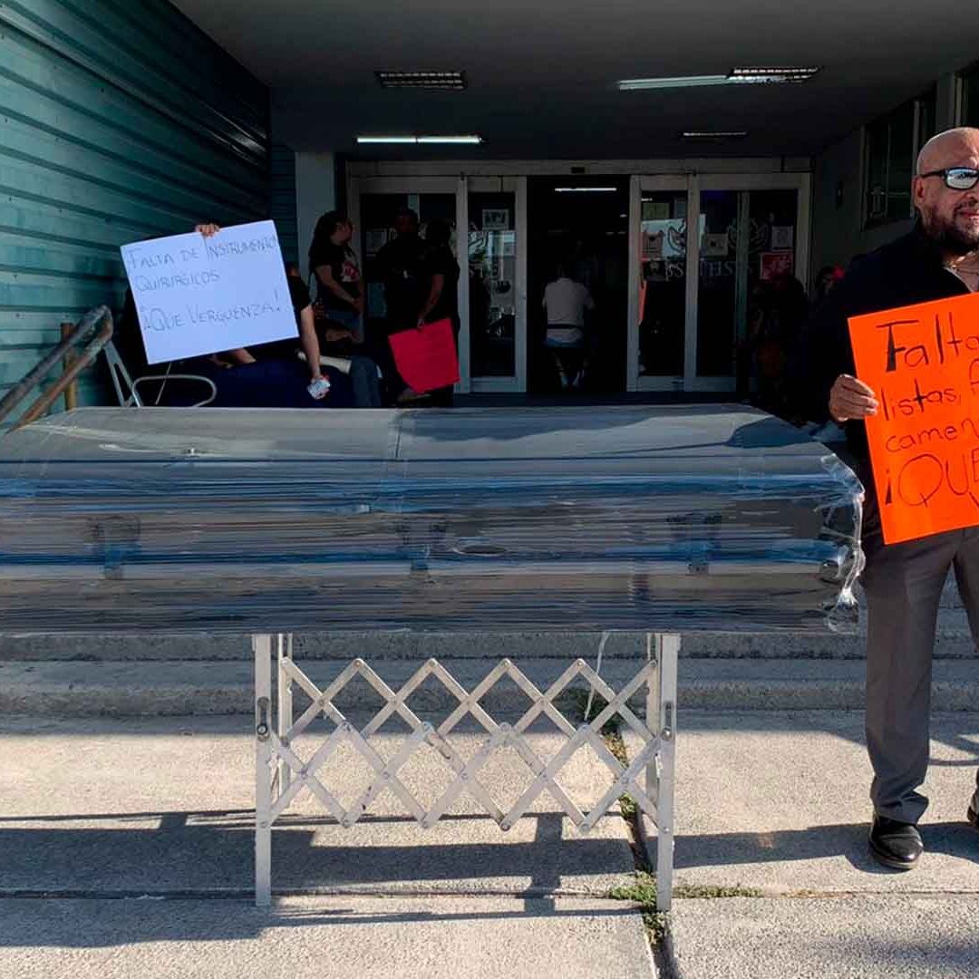Maestros Utilizan Ataúd en Protesta Frente a Clínica del ISSSTE en Matamoros