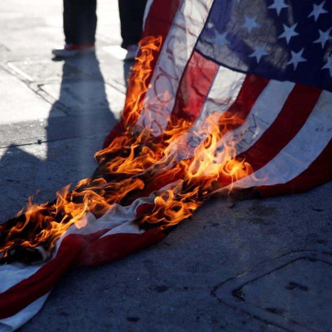 Trump Amenaza con Un Año de Cárcel a Quien Queme Bandera de EUA; ¿En México Cómo se Castiga?