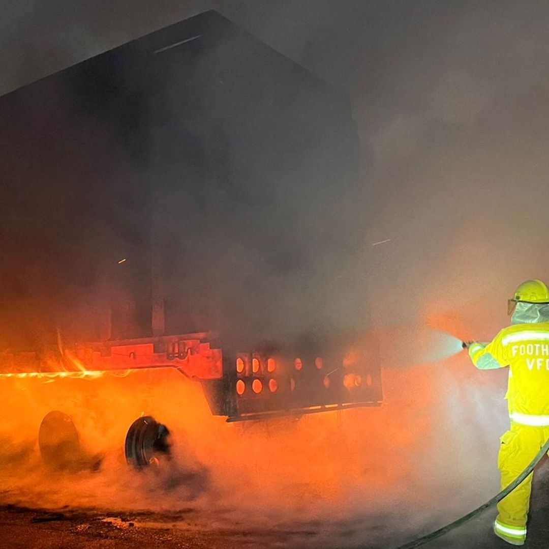 Tráiler en Movimiento se Incendia en Carretera de Lerdo