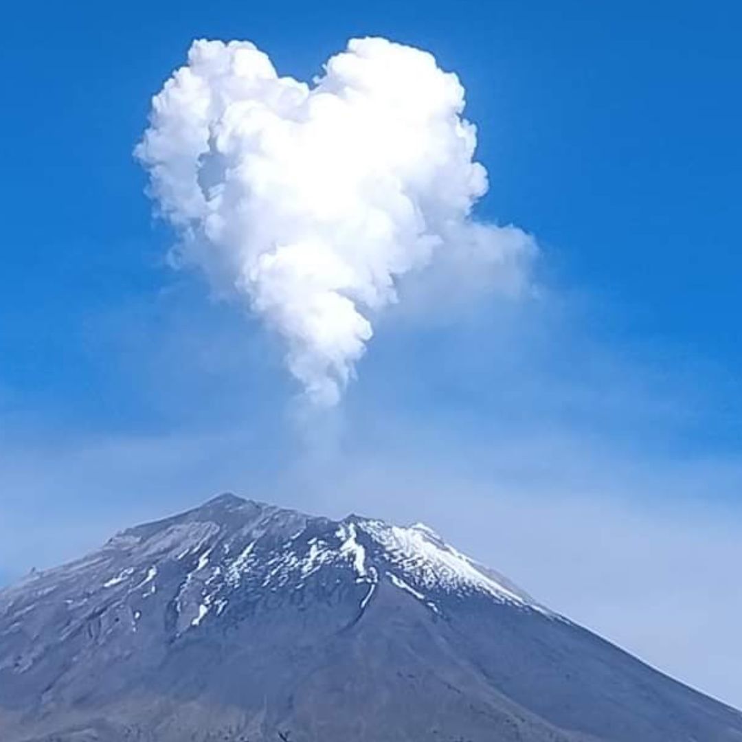 Captan hermosa actividad volcánica del Popocatépetl desde Atlixco, Puebla.