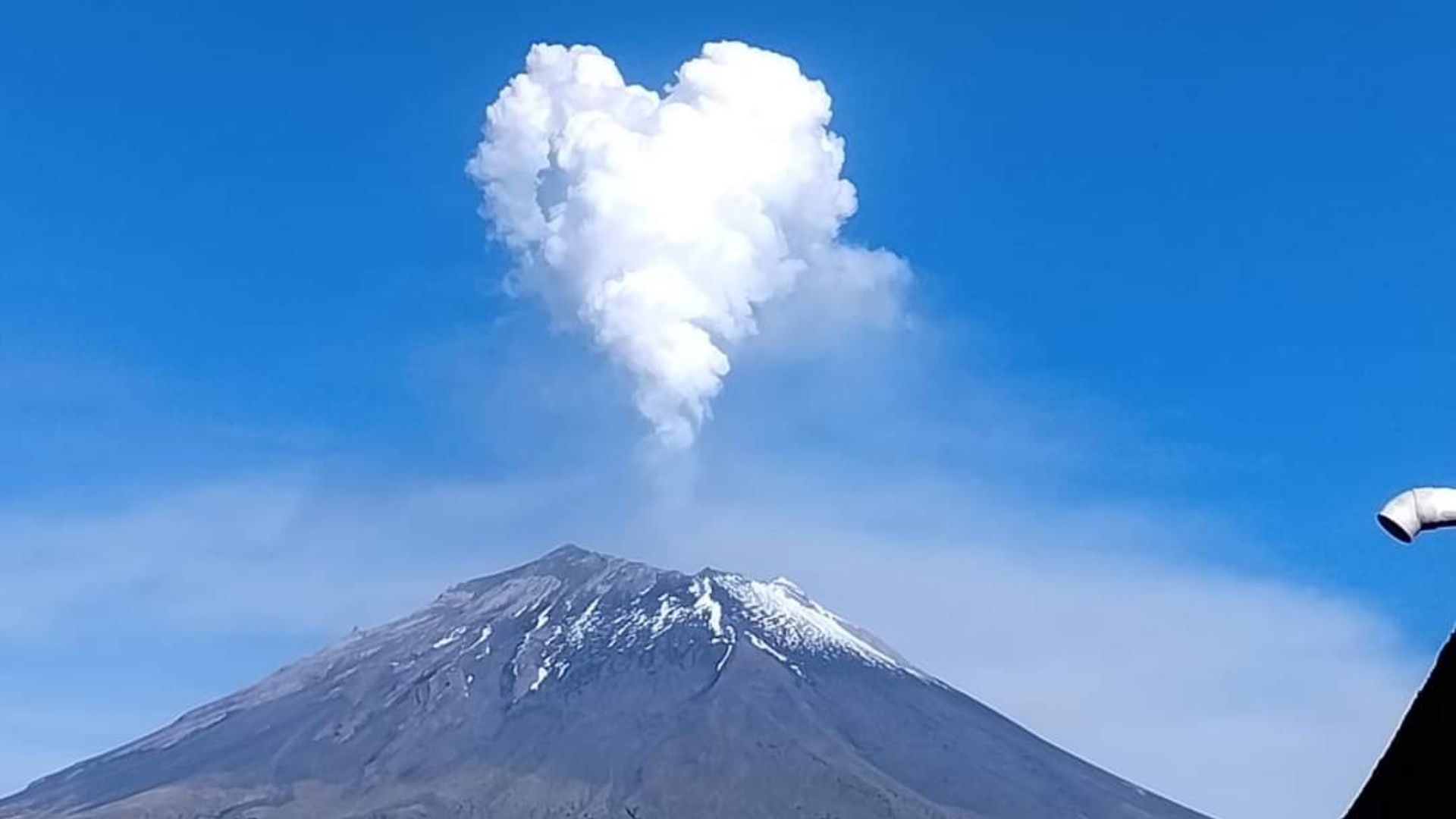 Captan hermosa actividad volcánica del Popocatépetl desde Atlixco, Puebla.