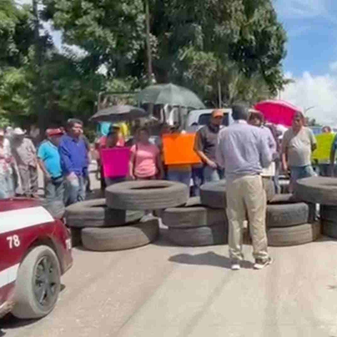 Bloqueo Carretero en La Concha Yanga por Mal Estado de Carreteras Veracruz