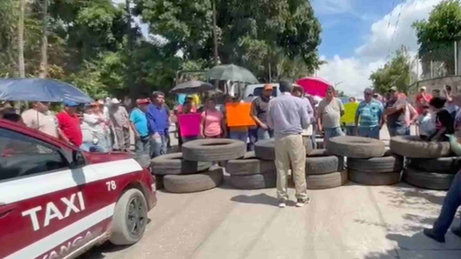 Bloqueo Carretero en La Concha Yanga por Mal Estado de Carreteras Veracruz
