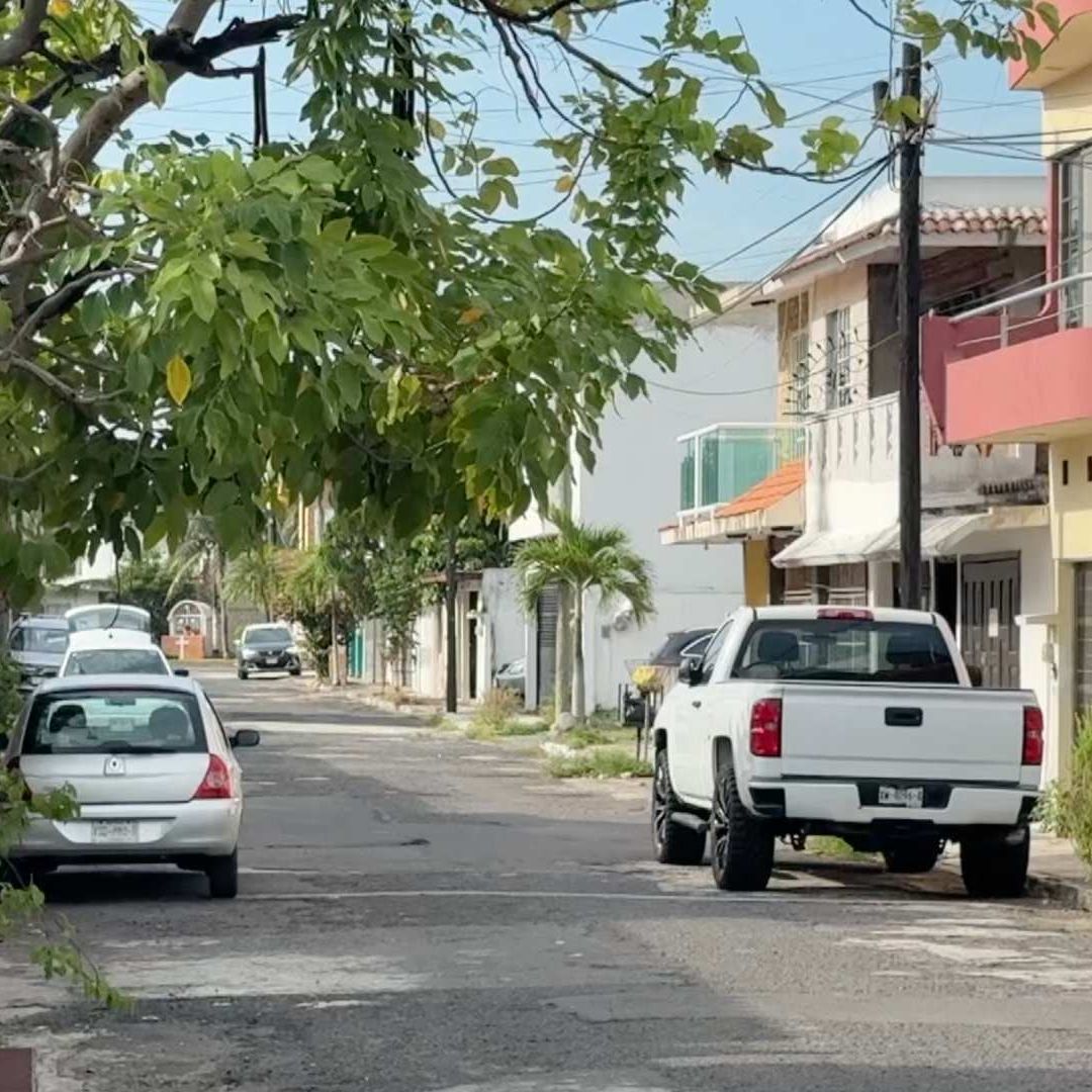Una pareja de adultos mayores de entre 50 y 60 años, vivieron minutos de tensión al ser asaltados al interior de su vivienda.