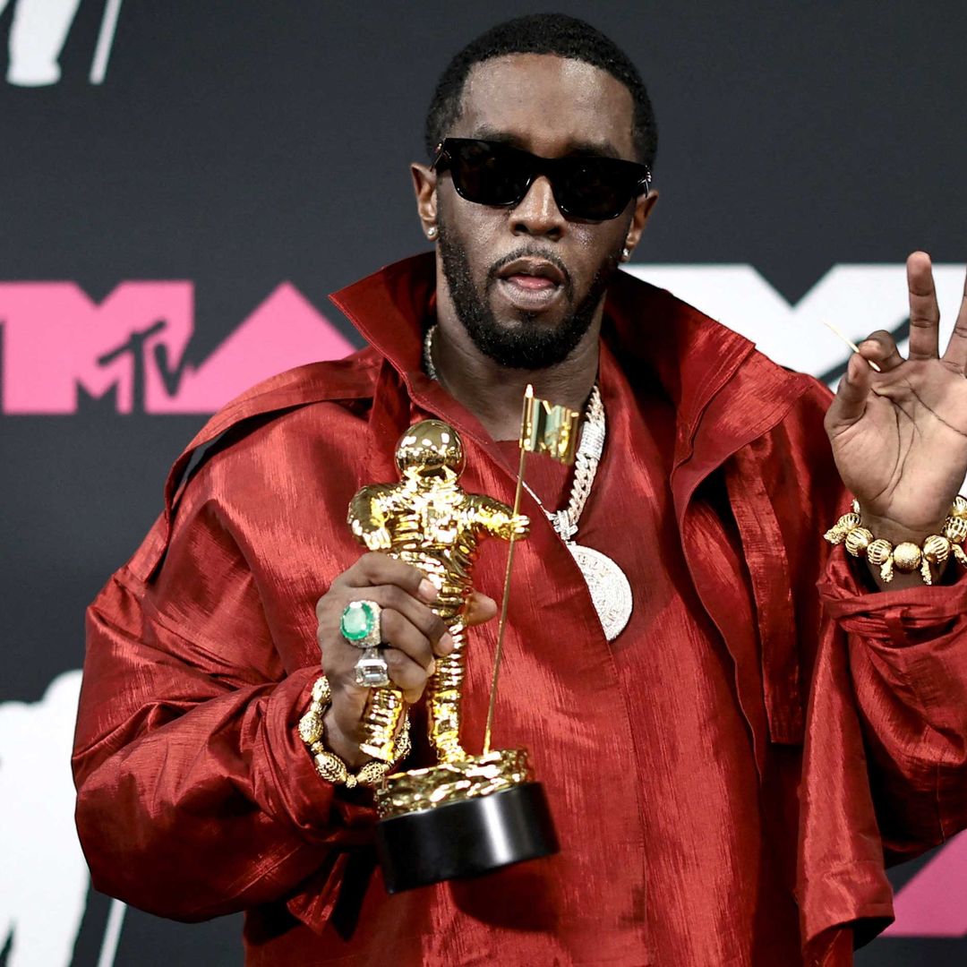 Sean Combs en 2023, posando con el "Global Icon Award" que le entregó MTV Video Music Awards en el Prudential Center.