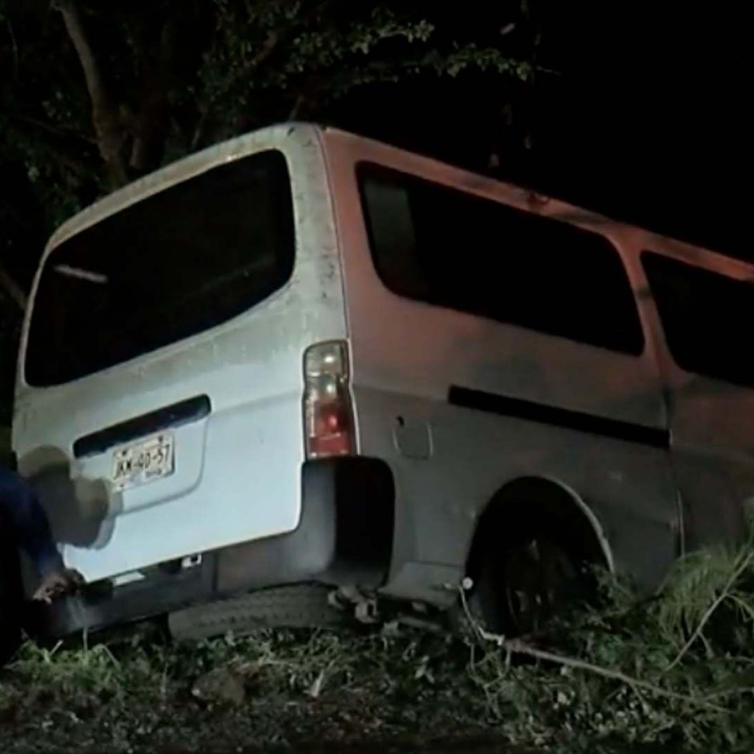 El sujeto golpeó a su esposa y perdió el control del vehículo