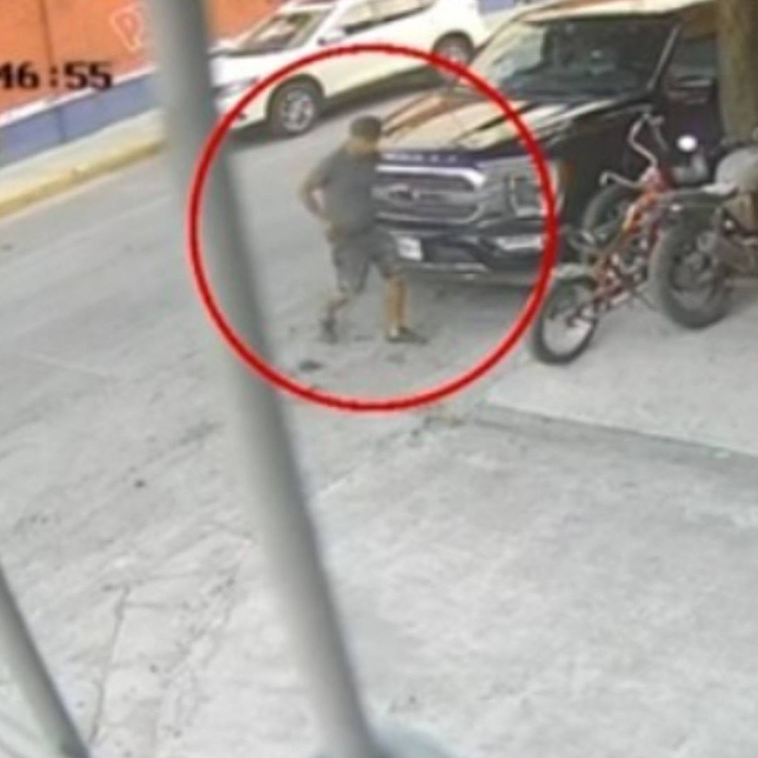 Hombre robando bicicleta
