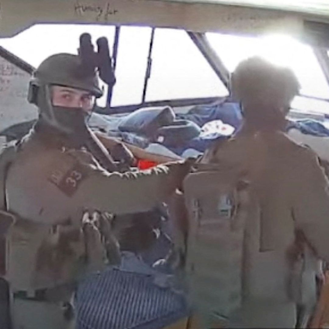 Autoridades de Israel durante operativo en flotilla de Global Sumud