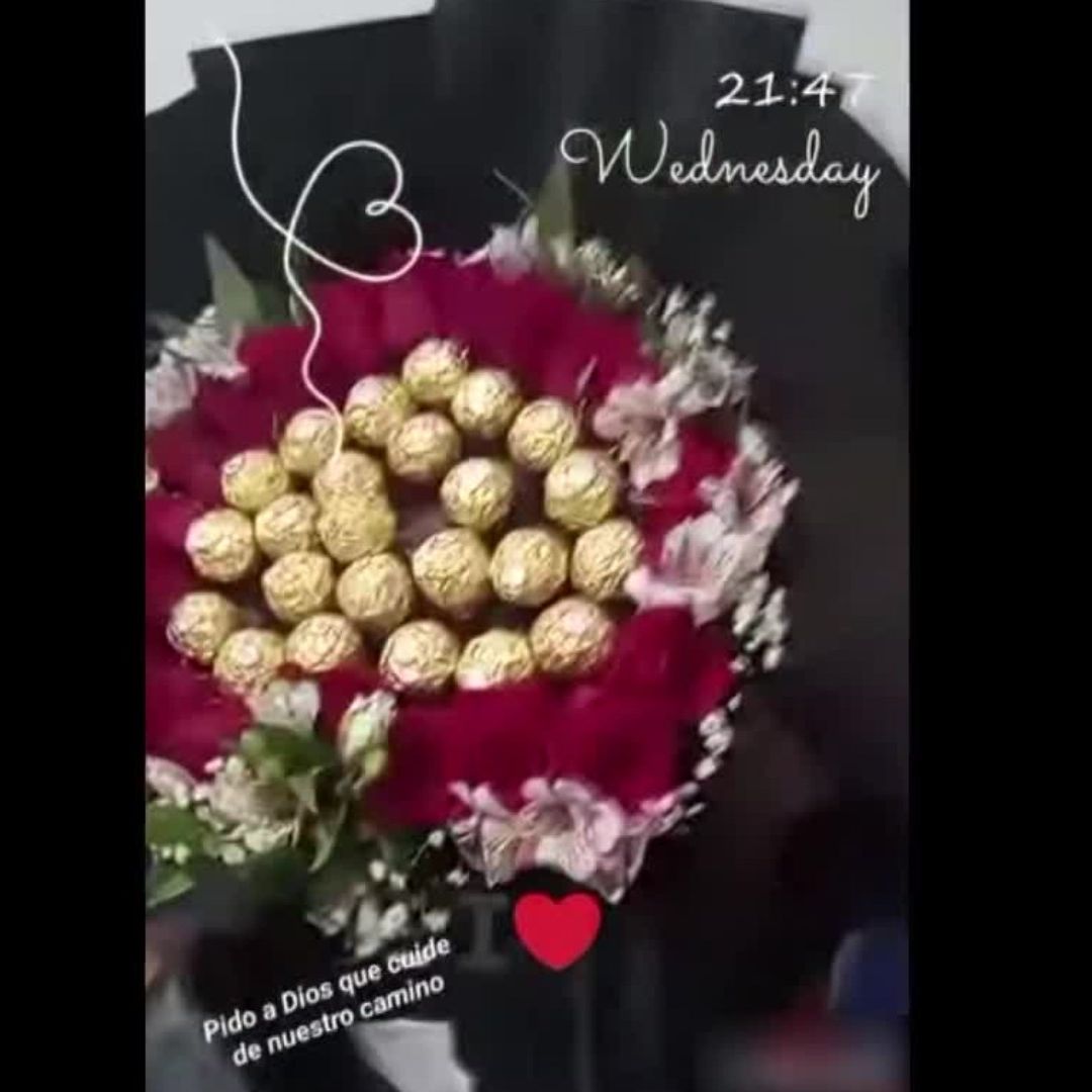 Roba Ramo de Flores para su Pareja y es Descubierto en Redes Sociales