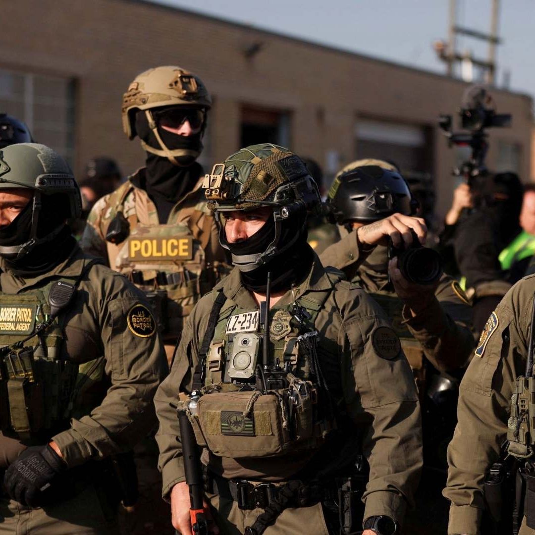 Agentes de la Patrulla Fronteriza y policías vigilan protesta frente al ICE