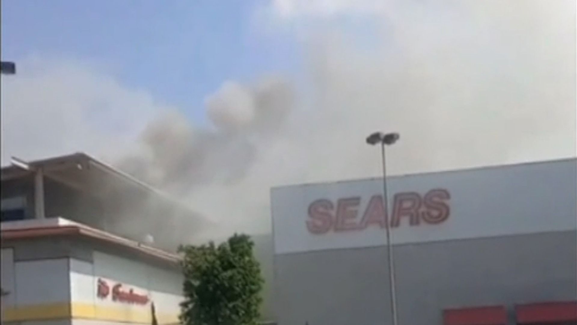 Se Incendia Local en Plaza Las Américas en Ecatepec; Testigo Narra Cortocircuito y Explosión